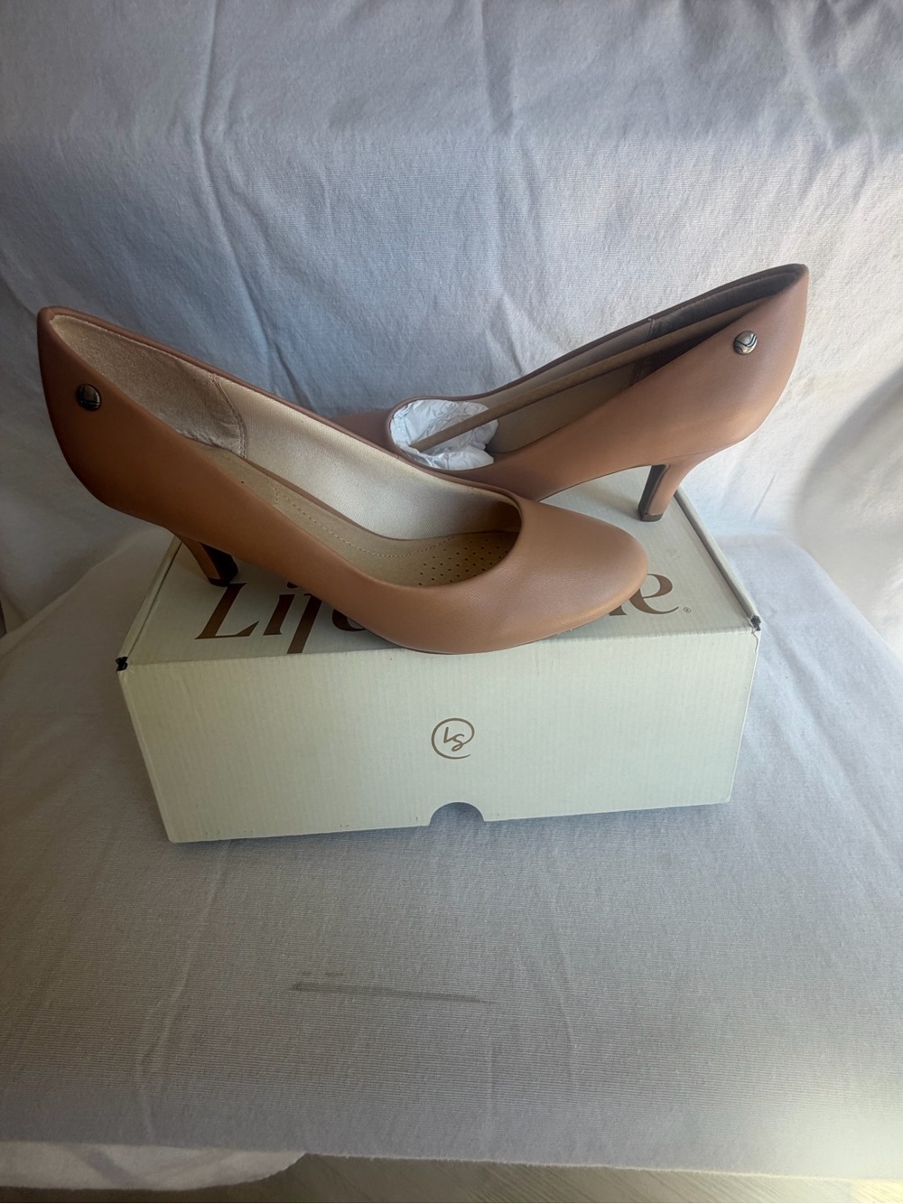 Life Stride Women's camel/Sienna Mid Heel Pumps - Picture 1 of 3